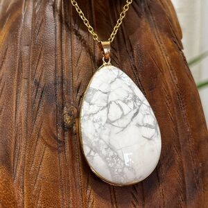 NWOT Large White Howlite Teardrop Solitaire Pendant With 24” Chain
